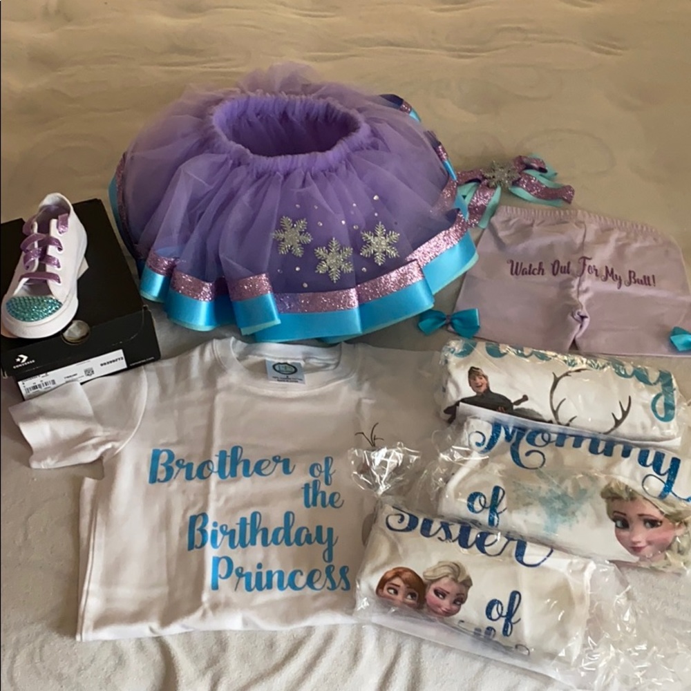 Frozen themed 4th birthday set.
